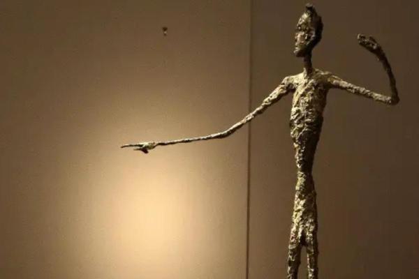 Objetos mais caros do mundo que vão te surpreender - Escultura L’Homme au doigt de Giacometti