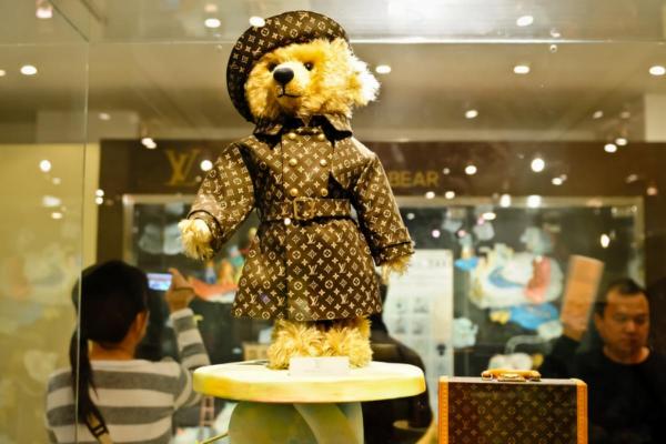 Objetos mais caros do mundo que vão te surpreender - Teddy Bear Steiff Louis Vuitton