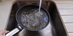 Como limpar uma panela queimada