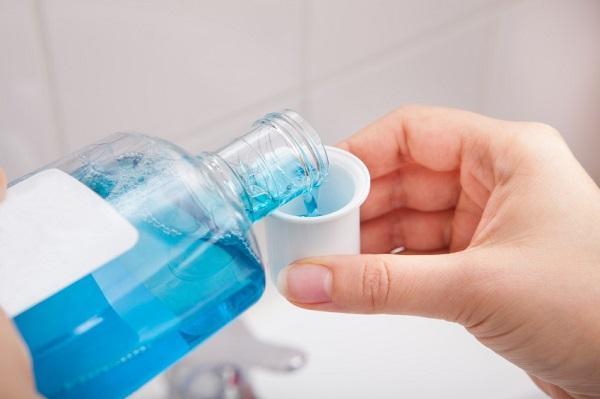 Como tirar cheiro de urina da roupa - Enxaguante bucal