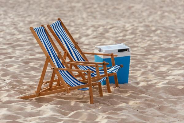 O que levar para a praia: checklist completo - Cooler com lanchinhos