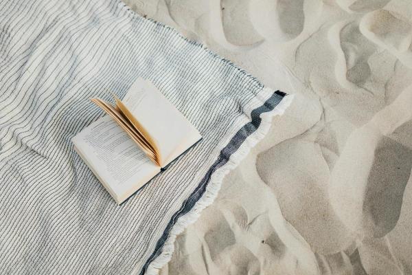 O que levar para a praia: checklist completo - Entretenimento: livros, música ou jogos