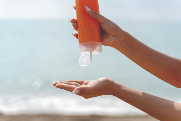 O que levar para a praia: checklist completo - Protetor solar