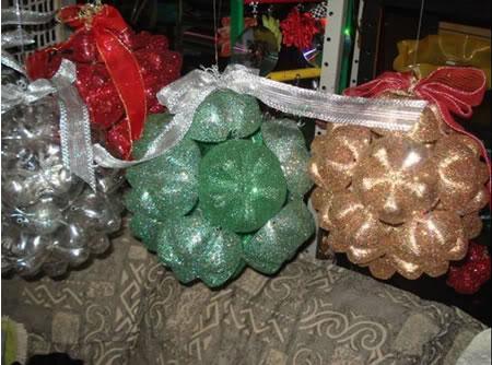 Como fazer bolas de Natal em casa - Bolas de Natal com garrafa pet