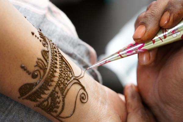 Como remover uma tatuagem de henna - Como tirar tatuagem de henna com água morna