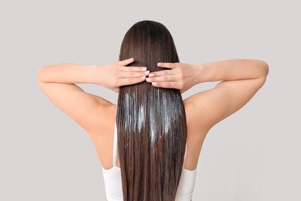 Óleo de coco para o cabelo: benefícios e como usá-lo - Desembaraça facilmente