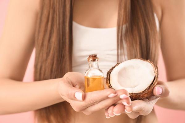 Óleo de coco para o cabelo: benefícios e como usá-lo
