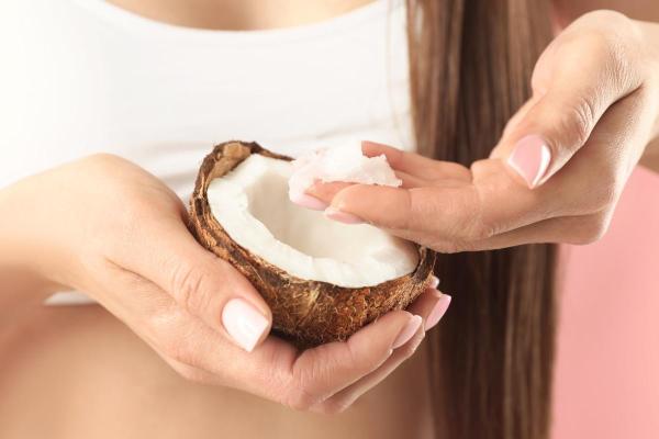 Óleo de coco para o cabelo: benefícios e como usá-lo - Previne a queda de cabelo