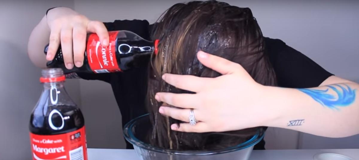 O que acontece se lavar o cabelo com Coca-Cola