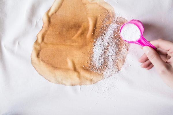 Como tirar mancha de café - Remover manchas de café com sal e sabão