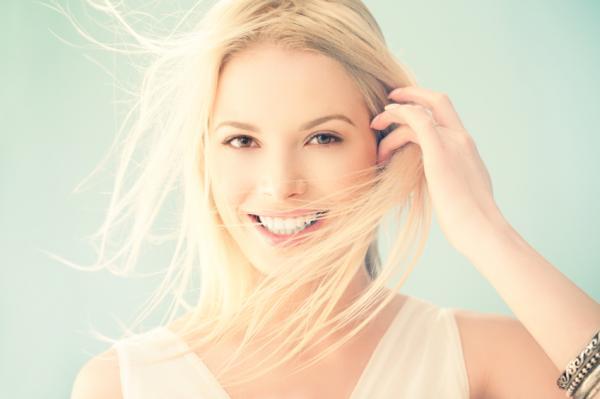 Como branquear os dentes de forma natural