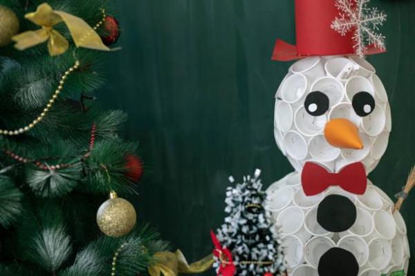 Como fazer um boneco de neve de copo