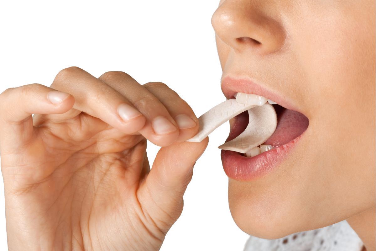 O que acontece se engolir chiclete?