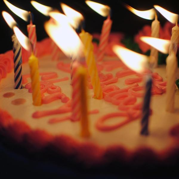 Como encontrar a data de aniversário de alguém na Internet