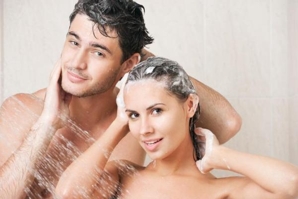 6 benefícios de tomar banho em casal - Limpeza mais profunda
