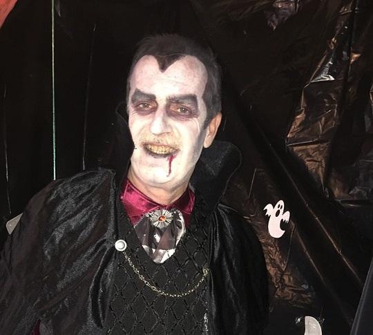 Como fazer maquiagem de vampiro Drácula - Maquiagem de vampiro Drácula