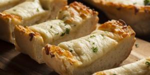 Como fazer pão de alho com queijo