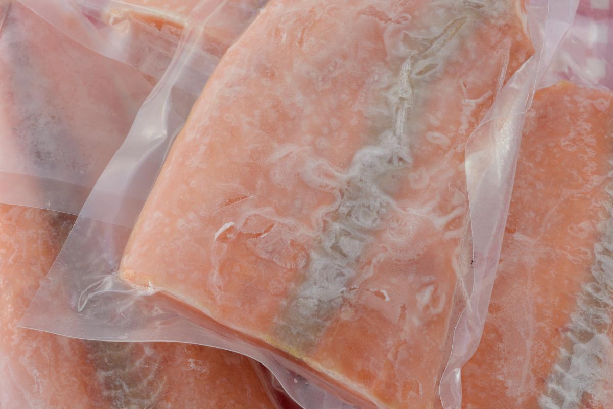 Pode congelar salmão defumado?