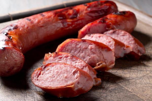 Tipos de salsichas: variedades e usos na cozinha - Salsichas defumadas