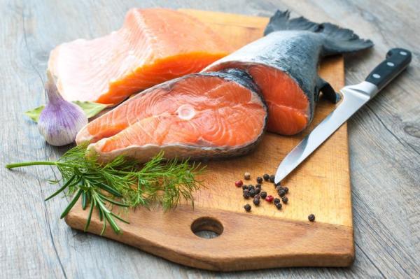 Como saber se o salmão está estragado