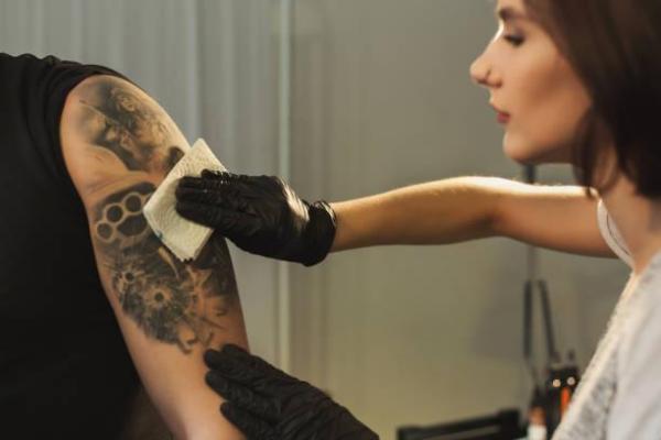 A tinta da tatuagem espalhou, é normal? - Por que a tinta da tatuagem espalhou?